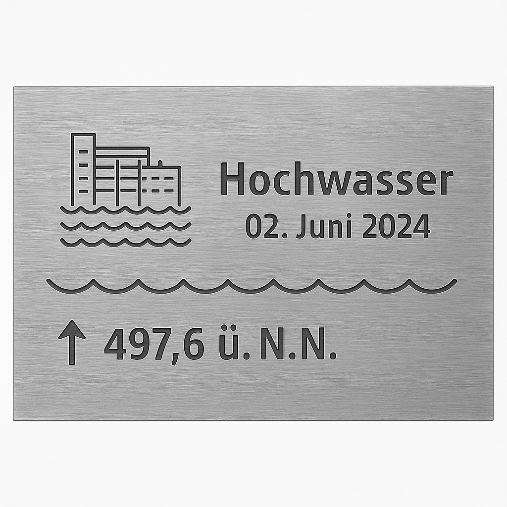 Graviertes Hochwassermarken-Schild, Pegel 497,6 ü. N.N.