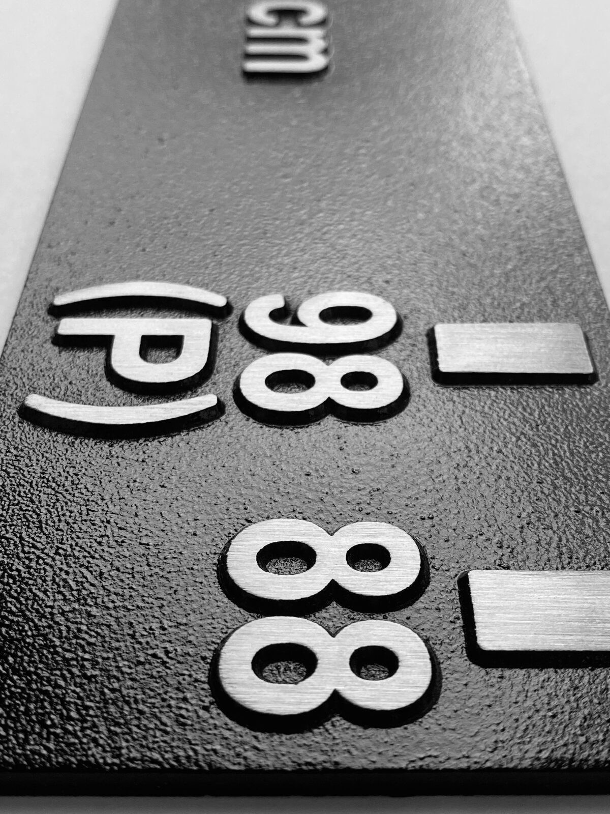 Gefertigte Metallschilder im Detail